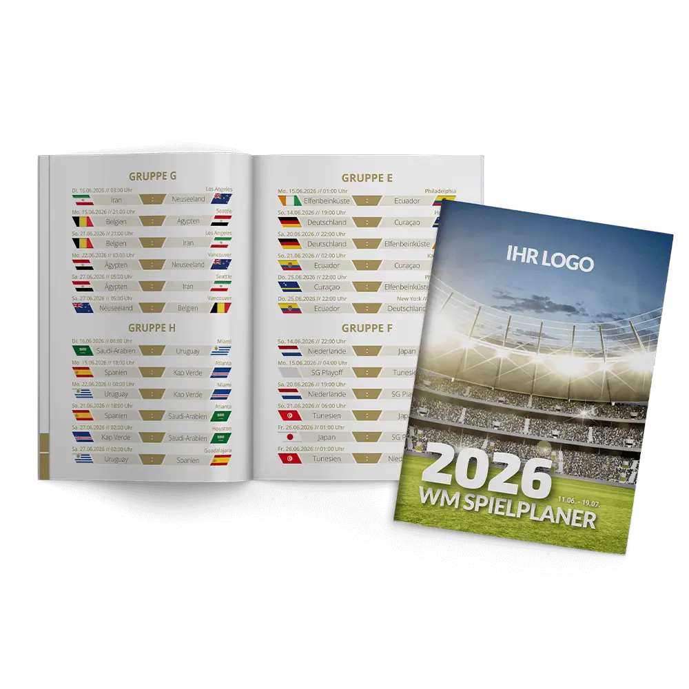 Geöffnete WM Broschüre 2026 mit Logo im DIN A6 Format